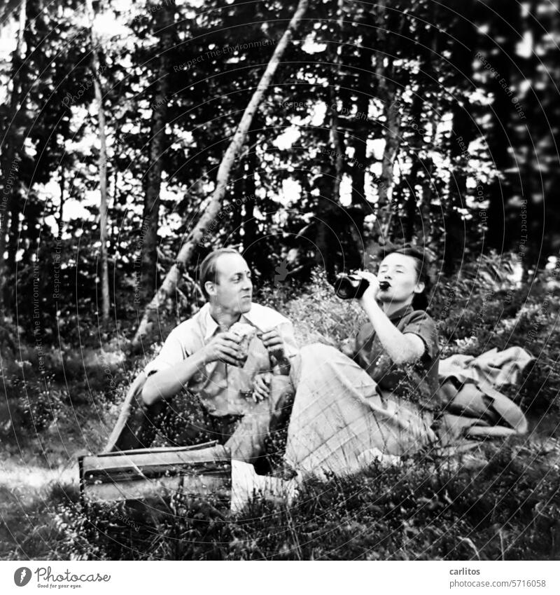 Picknick im Schwarzwald in den 50ern Ausflug Wanderung 50er Jahre Familie Paar Natur Sommer im Freien Lifestyle Erholung Freizeit Reise essen trinken