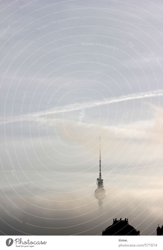 Pflichtfoto Himmel Wolken Schönes Wetter Nebel Berlin Berliner Fernsehturm Turm Bauwerk Gebäude Leben Beginn entdecken geheimnisvoll Horizont