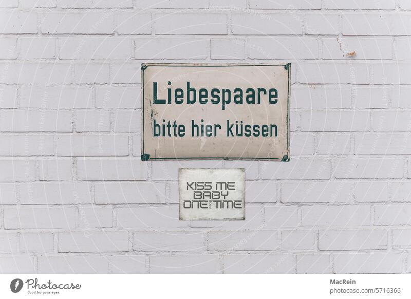 Hinweisschild für Liebespaare Emailleschild Emailleschilder Kuss küssen Mauer Wand Verliebte Hinweisschild an der Wand