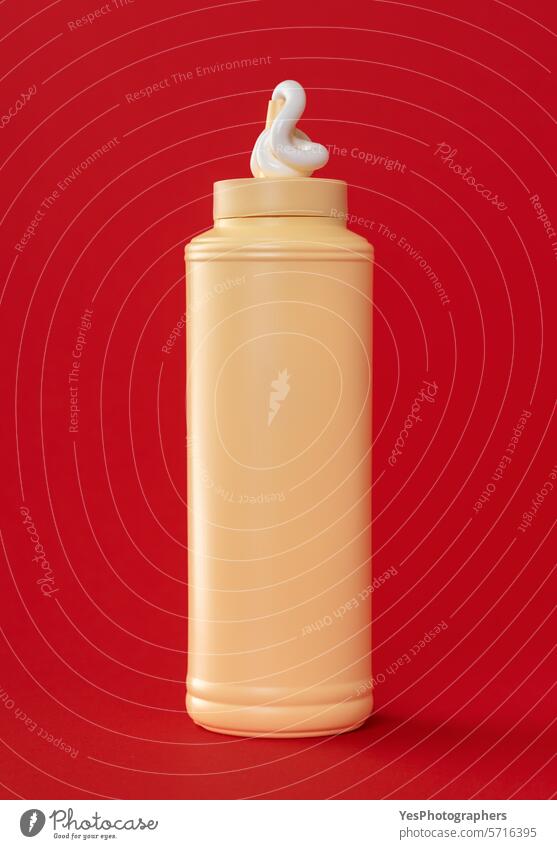Mayo Plastikflasche isoliert auf einem roten Hintergrund blanko Flasche hell Sauberkeit Farbe Gewürz Textfreiraum Sahne kreativ Küche ausschneiden lecker Design