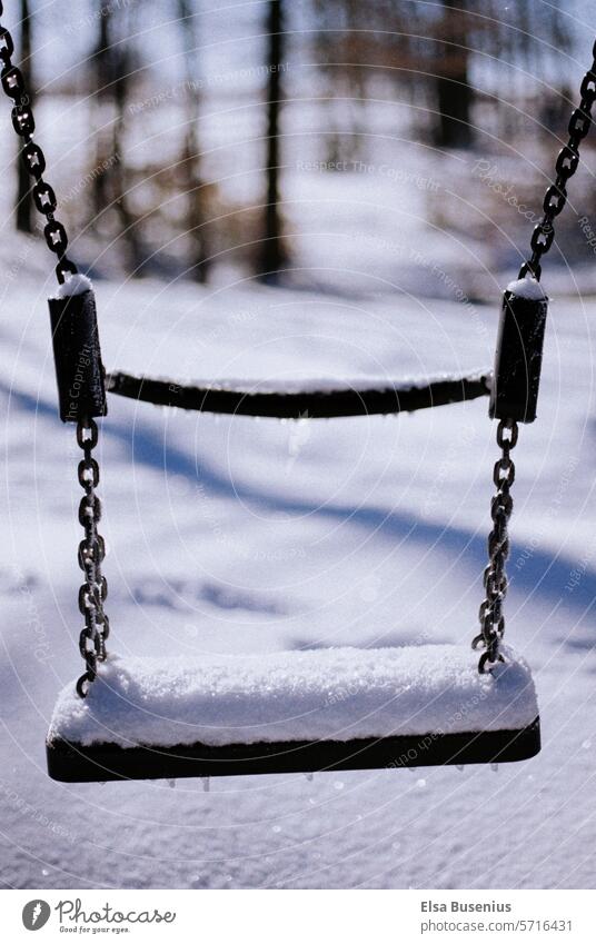 verschneiter Schaukel schnee lost places Spielplatz Eiszapfen Menschenleer Winter Einsamkeit Außenaufnahme idyllisch klima Analogfoto analog Jahreszeiten Wetter