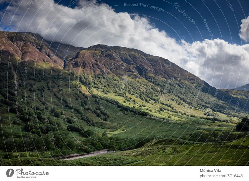 Blick auf den Berg Ben Nevis und Glenn Nevis in Fort William, Schottische Highlands Berge u. Gebirge Schottland grünes Gras Blauer Himmel fort william Natur