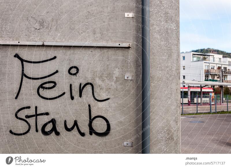 Feinstaub Umweltverschmutzung Smog Energiewirtschaft Klimawandel Abgas Schriftzeichen Wand Graffiti Stadt Straßenbahn Luftverschmutzung