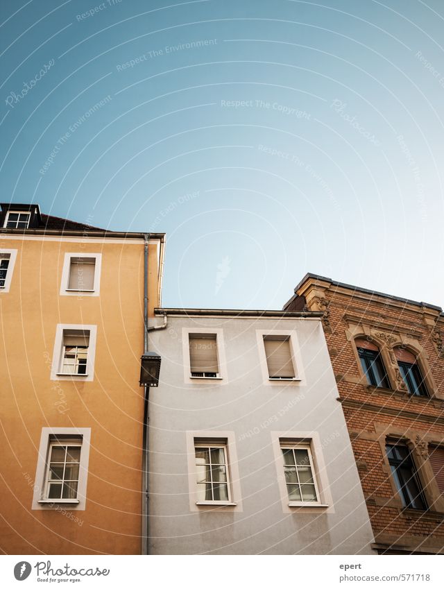 Gruppenfoto Stadt Haus Gebäude Fassade Fenster Straßenbeleuchtung stehen warten Häusliches Leben ästhetisch Freundlichkeit Sauberkeit Partnerschaft Ordnung