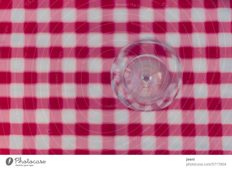 Weinglas in Italien kariert rot Muster Italienisch genießen Alkohol Getränk trinken Glas Lebensstil Weißwein Sommer genuss Lifestyle Restaurant Feste & Feiern