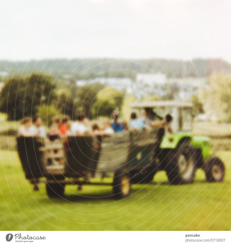 senk ju for treweling | ausflug ins grüne Traktor Ausflug Menschen fahren Landschaft Erholung Ferien Feriengäste Urlaub Landwirtschaft Bauernhof Anhänger