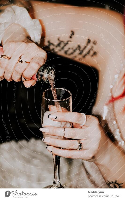 Eine Frau gießt ein Glas Champagner in ein Glas Party Sektflasche Sektglas Alkohol Prosecco Getränk Feste & Feiern Spirituosen Cocktail Silvester u. Neujahr