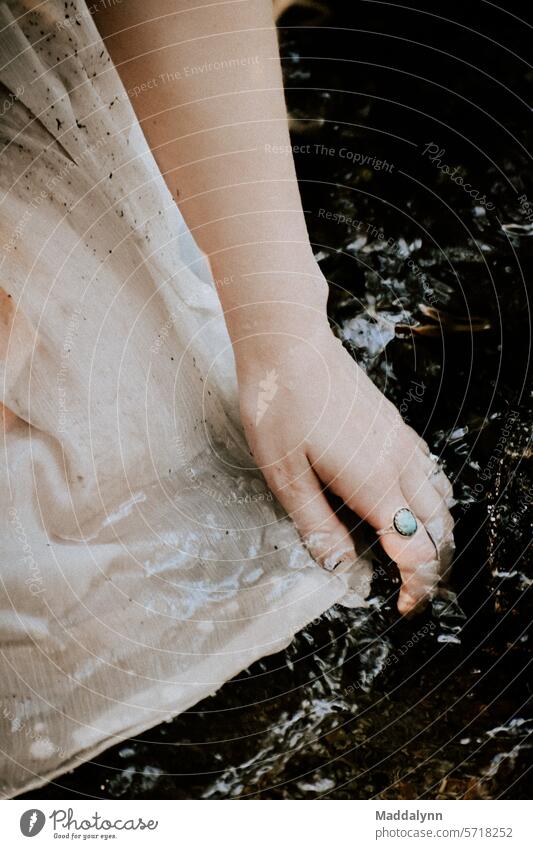 Frau, die ihre Hände durch Wasser führt, Hände mit Ringen daran Braut romantisch Romantik Ästhetik Details Erwachsene Liebe Fluss Gewebe Waschen Kleid fließend