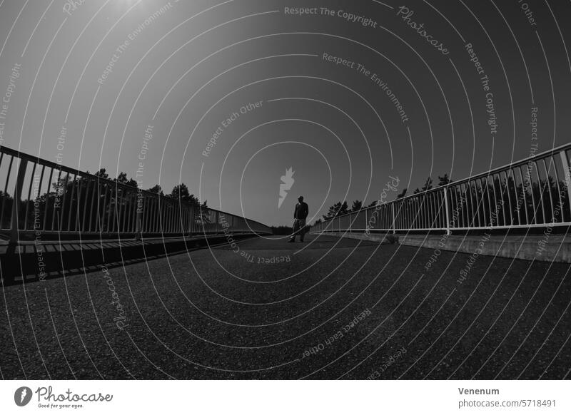 Analoge Schwarzweißfotografie, Mann steht auf einer Brücke, Schwarz/Weiß analog Analogfoto analoge fotografie Analogfotografie Analoges Foto analogue