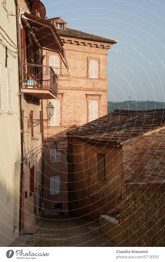 Amandola, historische Stadt in den Marken, Italien Europa fermo Marche Architektur Gebäude Großstadt Stadtbild Farbe Tür Außenseite Haus alt im Freien