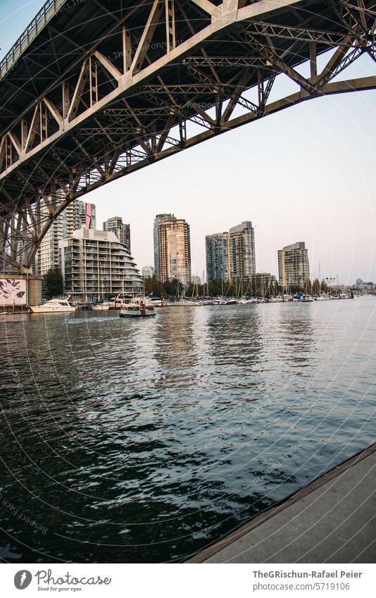Vancouver mit Fluss im Vordergrund Brücke Wasser Skyline Hochhaus Stadt Stadtzentrum Architektur Außenaufnahme Kanada Farbfoto Ferien & Urlaub & Reisen Gebäude