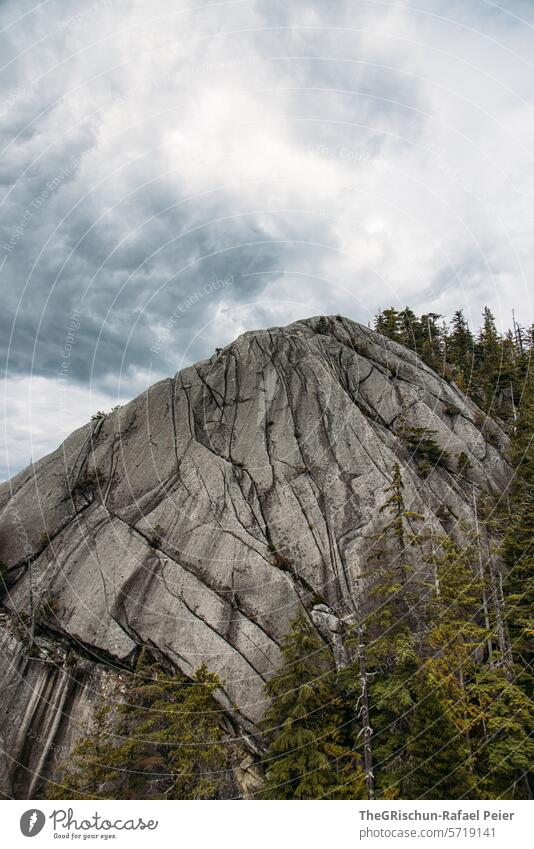 epischer Fels vor Wolkenbedektem Himmel Kanada Felsen Berge u. Gebirge Klettern Bäume wolkig Squamish felsig Landschaft Natur wandern Tourismus