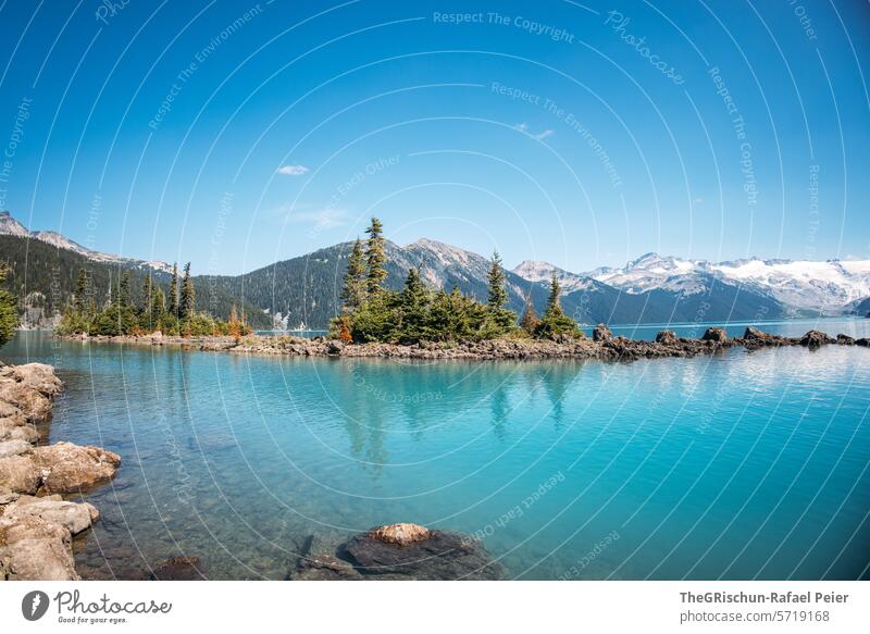 kleine Insel mit Bäume im See vor Gebirge Kanada Wald Berge u. Gebirge aussicht wandern Baum Panorama (Aussicht) Blauer Himmel sonnig wandernd Urlaub Ferne