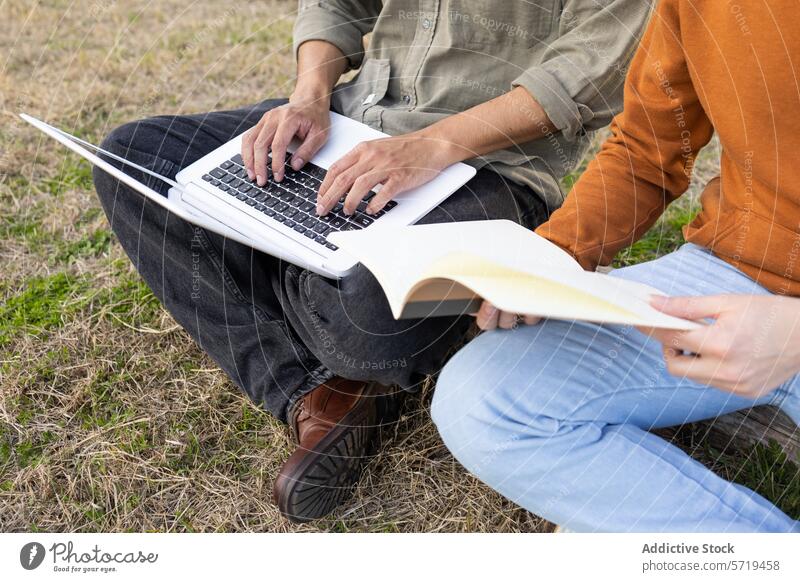 Anonyme Studenten studieren mit Laptop beim Picknick Schüler Hochschule studierend Hausaufgabe Buch Gras Bildung im Freien Mann Frau Multitasking