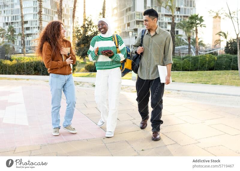 Vielfältige Gruppe von Studenten, die im Freien spazieren gehen und sich unterhalten Schüler Gespräch Laufsteg sonnig Campus Vielfalt Freundschaft