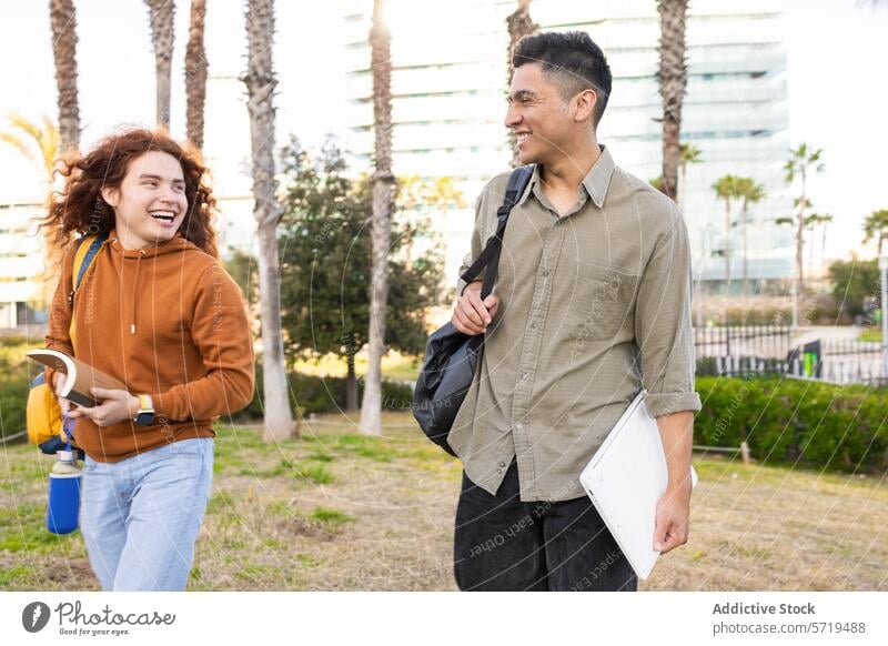 Multikulturelle Schüler lachen während einer Pause im Freien Hochschule Universität Picknick Lachen Gespräch vielfältig multikulturell multiethnisch