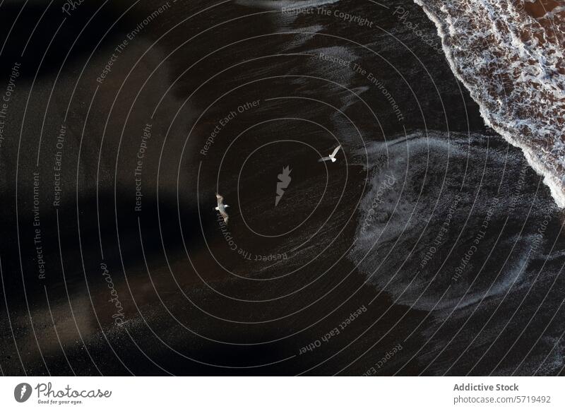 Möwen über rötlichen Gewässern am Strand von Llumeres, Asturien Luftaufnahme fliegen llumeres Wasser Eisenoxid Bergbau Ausbeutung rötliche Tönung Sand Uferlinie