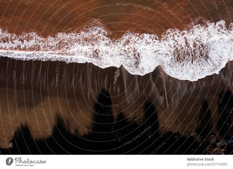 Rustikale Wellen am rötlichen Ufer von Llumeres Luftaufnahme Strand llumeres Asturien rot Wasser Eisenoxid Bergbau historisch Uferlinie schäumen Meer winken