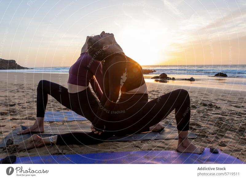 Yoga bei Sonnenuntergang am Strand in einer friedlichen Umgebung Asana Erholung Fitness Wellness Natur Gelassenheit Frieden Silhouette Übung Meditation Harmonie