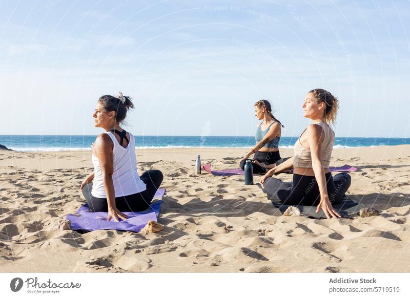 Gelassene Yoga-Sitzung am Strand bei Sonnenuntergang sandig Meer ruhig Gelassenheit üben einzeln Windstille Hintergrund Unterlage Körperhaltung Pose Fitness