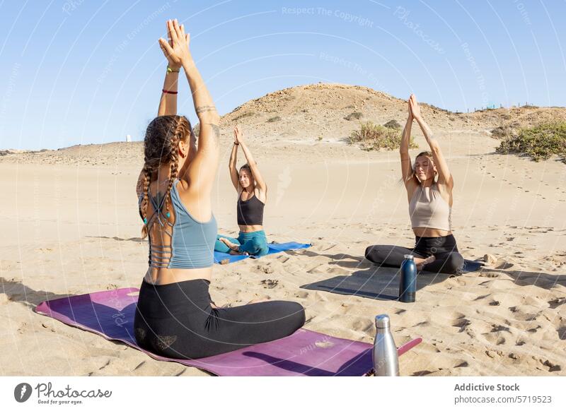 Strand-Yoga-Sitzung bei Sonnenuntergang in Sukhasana-Pose sukhasana üben Gelassenheit Enthusiastin strecken Ruhe Fitness Wohlbefinden Meditation Gesundheit