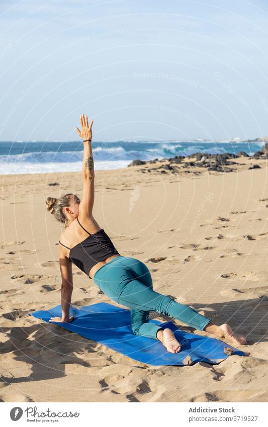 Gelassene Yoga-Sitzung am Strand bei Sonnenuntergang Frau Seitenbrett vasisthasana Ruhe üben sandig Meer Wellen Fitness Wohlbefinden Gleichgewicht Konzentration