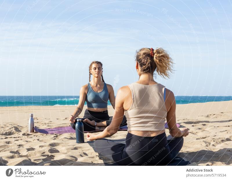 Gelassene Yoga-Sitzung am Strand bei Sonnenuntergang üben einzeln sandig ruhig Sand Wasserflasche Unterlage Erholung Übung Gesundheit Lifestyle Frau Frieden