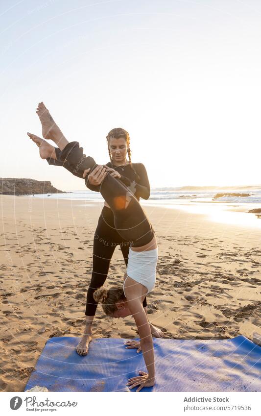 Yoga bei Sonnenuntergang am Strand mit Partnerakrobatik Akrobatik Gleichgewicht Stärke Pose Unterlage Sand Meer im Freien Übung Fitness Flexibilität Gesundheit