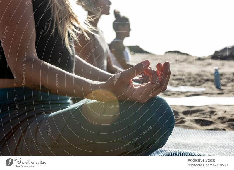 Yoga-Praktizierende meditieren bei Sonnenuntergang am Strand Klasse Meditation einzeln Ruhe Hintergrund Körperhaltung Pose Übung Gesundheit Wellness Erholung