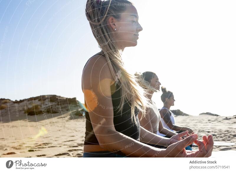 Friedliche Yoga-Sitzung am Strand bei Sonnenuntergang Meditation Erholung üben Gelassenheit Frieden Achtsamkeit Wellness Gesundheit Fitness Übung Sand Meer