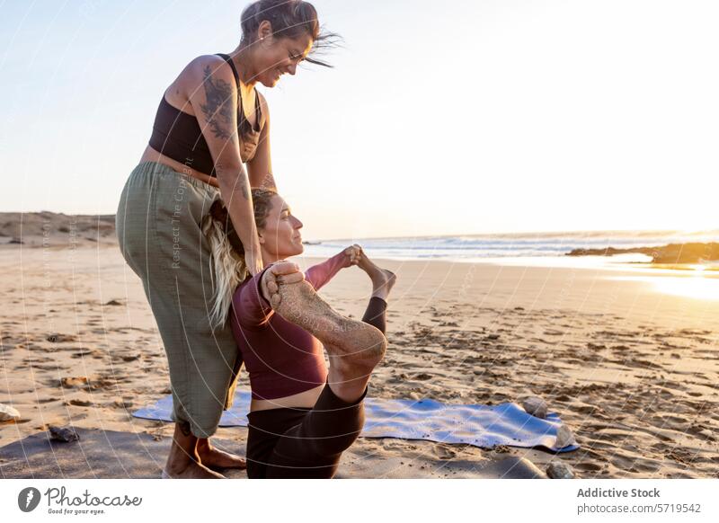 Yogapraxis bei Sonnenuntergang am Strand üben Unterstützung Natarajasana Pose Erholung Fitness Wellness Gesundheit Übung Natur Sand MEER Ausbilderin Schüler