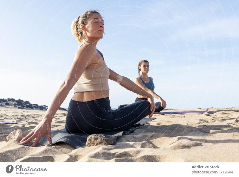 Strand-Yoga-Kurs bei Sonnenuntergang in Easy Pose Klasse Erholung Frauen sukhasana üben Wellness Achtsamkeit leichte Pose Sand Ruhe Fitness Lifestyle