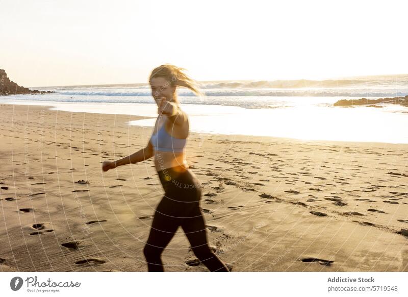 Aktive Frau genießt einen Strandlauf bei Sonnenuntergang laufen aktiv Fitness Erholung MEER Übung Sand joggen Läufer Uferlinie Abend Freizeit im Freien