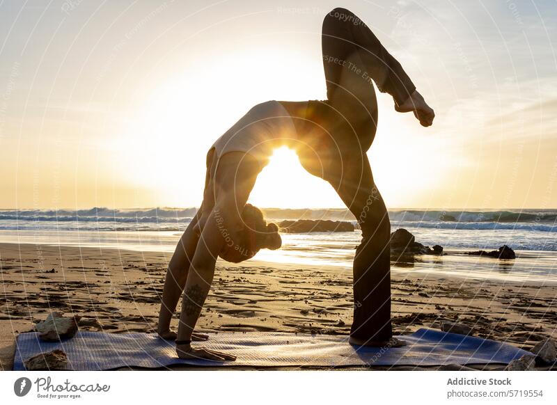 Yogapraxis bei Sonnenuntergang am Strand üben Pose ruhig Sand Frau Inspiration Wasser Meer Wellen Silhouette Meditation Gleichgewicht Flexibilität Stärke