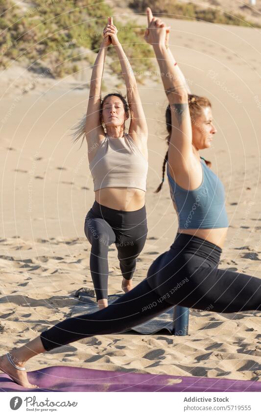 Yogapraktizierende führen Posen bei Sonnenuntergang am Strand aus Fitness Körperhaltung Stärke Flexibilität sandig Erholung Gesundheit Wellness Frau im Freien