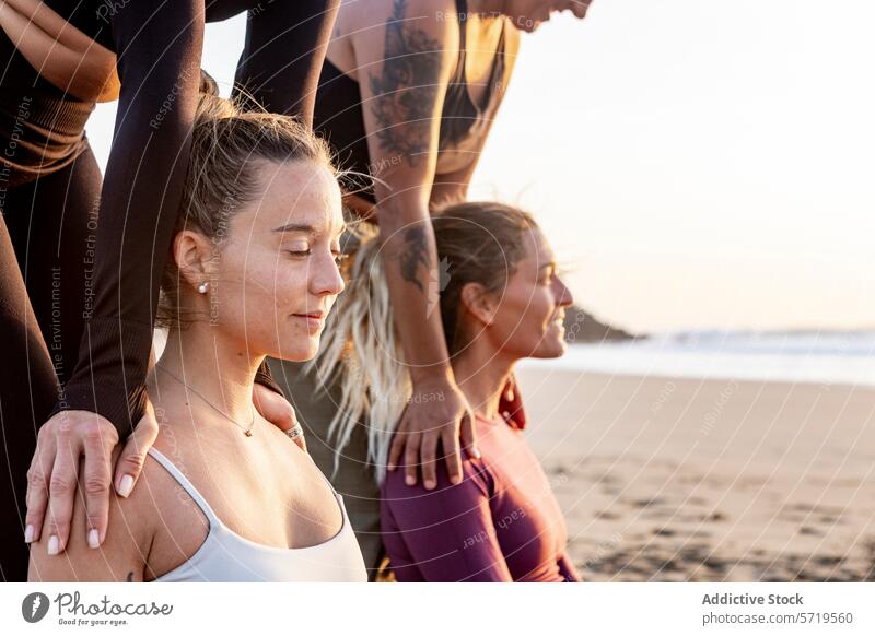 Yoga-Kurs bei Sonnenuntergang am Strand in einer ruhigen Umgebung Klasse Menschengruppe Ausbilderin Unterstützung Gelassenheit Hintergrund Sand üben Pose Übung
