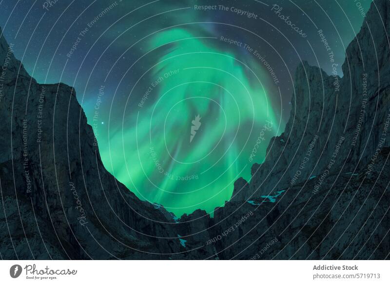 Majestätische Nordlichter über Islands zerklüfteter Landschaft Nachthimmel Berge u. Gebirge ätherisch grün Tanzen mystisch Atmosphäre Natur Naturphänomene