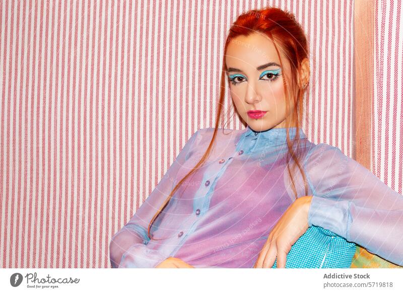 Selbstbewusste junge Geschäftsfrau vor gestreiftem Hintergrund Frau Kaukasier selbstbewusst Business professionell Mode stylisch pastellfarbene Bluse