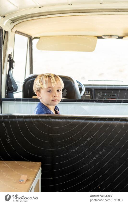 Kleiner Junge genießt die Fahrt in einem altmodischen Lieferwagen altehrwürdig Kleintransporter reisen Abenteuer Familie Sitz Porträt offen Freude einfach