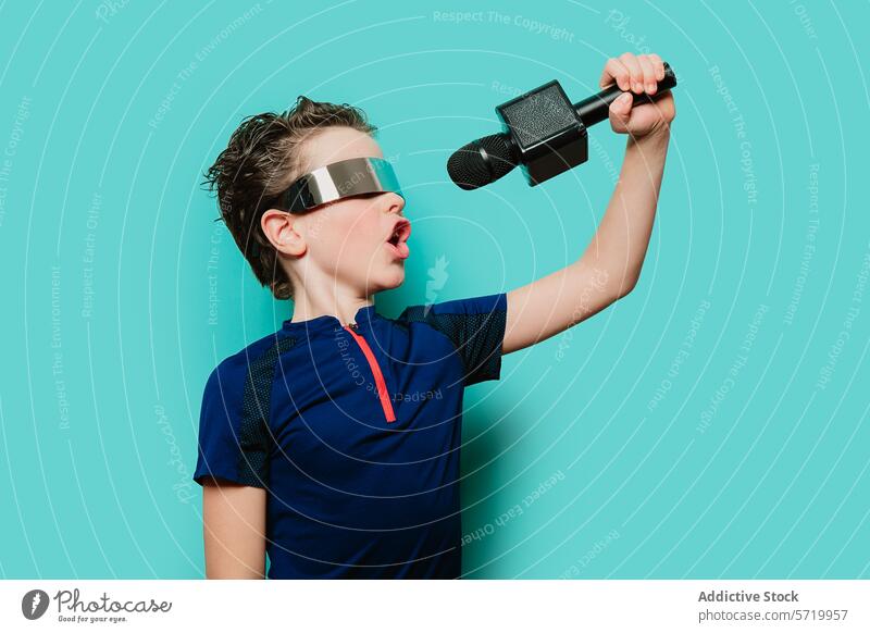 Ein energiegeladener Junge mit einem futuristischen Visier und einem sportlichen Oberteil schmettert eine Melodie, als stünde er auf einer Bühne vor einem blaugrünen Hintergrund