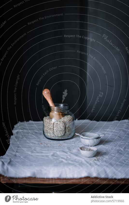 Handgemachte Haferflocken im Glas mit Holzschaufel hölzern Baggerlöffel selbstgemacht rustikal Textur Stoff Holzoberfläche Handwerklich Lebensmittel Lager Küche