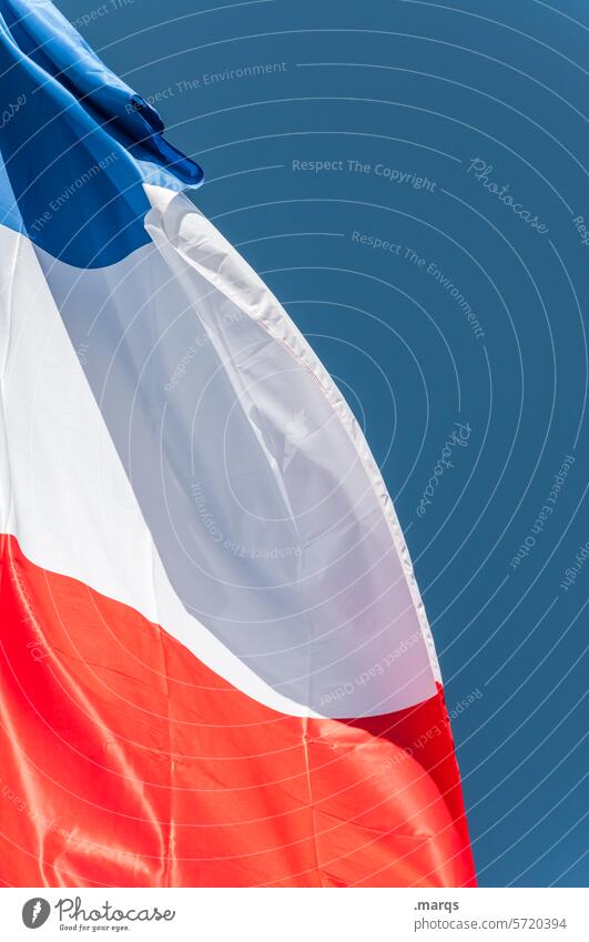 Flagge Frankreich Fahne Politik & Staat Wolkenloser Himmel wehen blau weiß rot flattern Wind Tricolore Freiheit Nahaufnahme