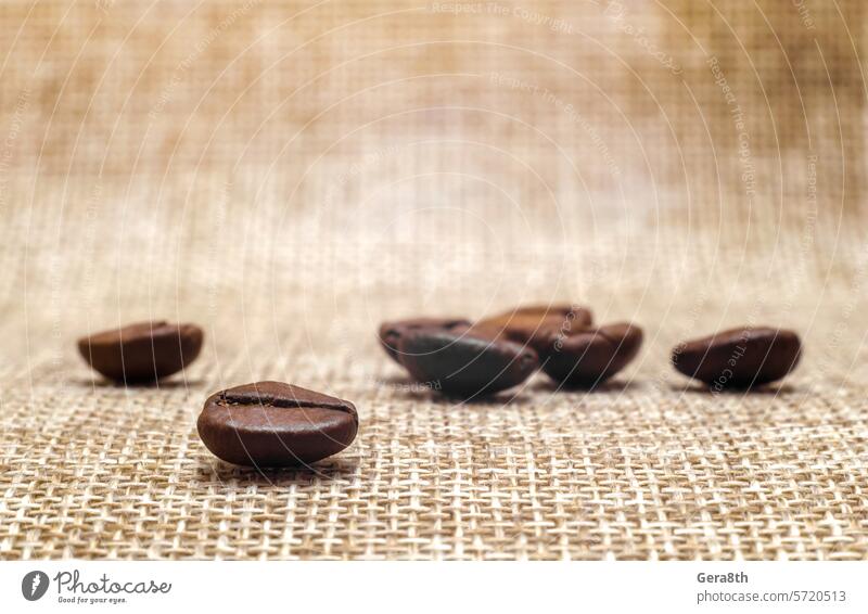 mehrere Kaffeebohnen auf einem Mattenmakro Aroma Hintergrund Bohne beige schwarz Unschärfe verschwommen Frühstück braun Café Koffein schließen abschließen
