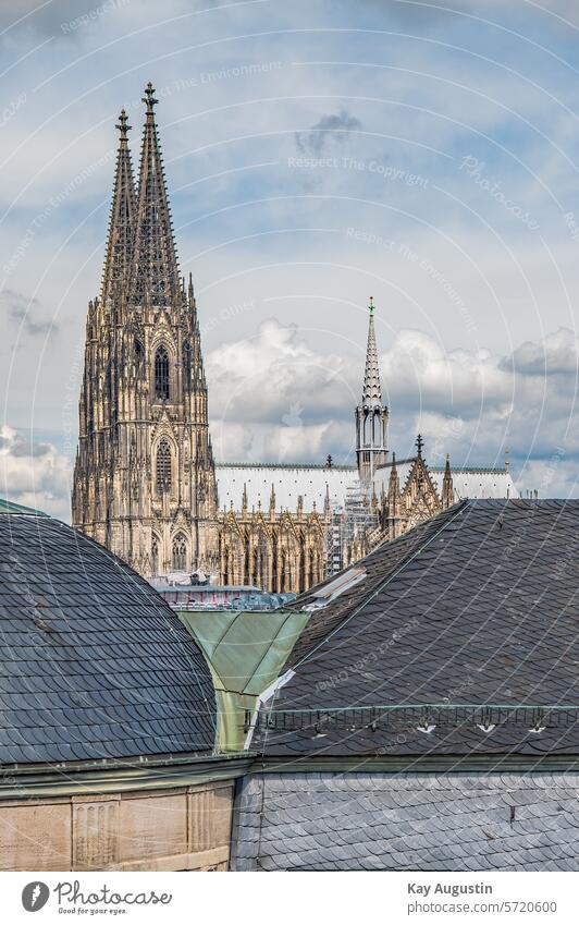 Kölner Dom Kirchturm Dom Fotografie Köln Stadt Dächer Dächer von Köln Dachkonstruktion Gotteshaus Kirche Glauben Blick zum Kölner Dom Historisch Touristen