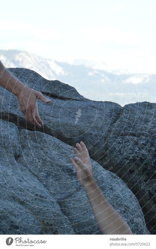 Alles wird gut | Hilfe naht helfen Hand helfende Hand Rettung retten hochziehen Berg Felsen Aufstieg klettern greifen zugreifen Hände miteinander