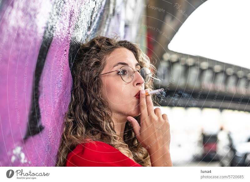 nachdenkliche junge Frau raucht eine Zigarette rauchen Raucherin geniessen Sucht süchtig Nikotin Tabak Gesundheit einsam sinnlich attraktiv ungesund ernst