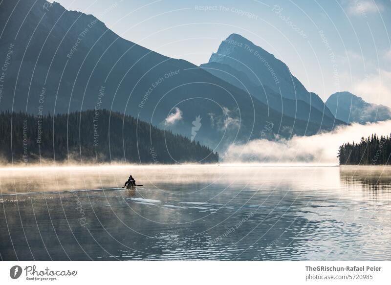 kanufahrer auf dem See - über dem See hängt noch Morgennebel Kanu Mann Ausfahrt Nebel Stimmung morgenlicht Landschaft Natur Morgendämmerung ruhig Morgenstimmung