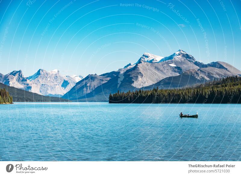 Boot ist auf einem See umgeben von Bergen Maligne Lake Berge u. Gebirge Kanada reisen Bootsfahrt blau türkis touristisch Tourismus Außenaufnahme Farbfoto