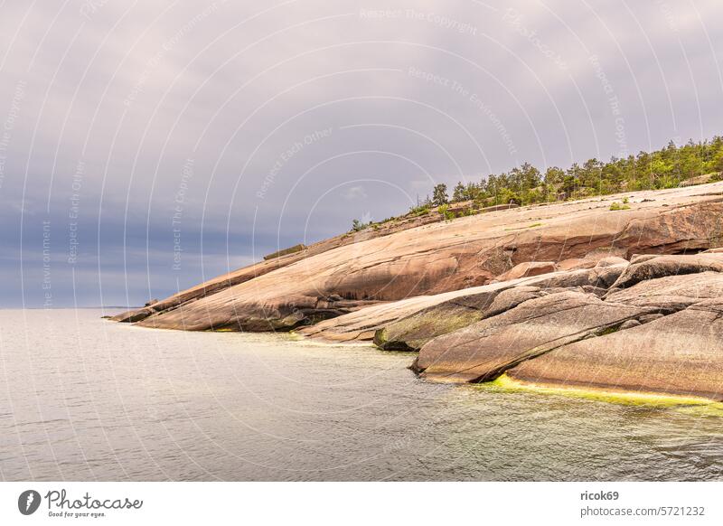 Ostseeküste mit Felsen auf der Insel Blå Jungfrun in Schweden Bla Jungfrun Oskarshamn Küste Meer Baum Kalmar län Småland Smaland Sommer Himmel Wolken blau