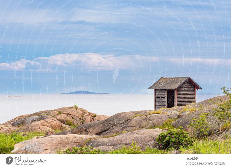 Ostseeküste mit Felsen und Holzhütte bei Oskashamn in Schweden Oskarshamn Küste Meer Hütte Kalmar län Småland Sommer Himmel Wolken blau Landschaft Natur Wasser